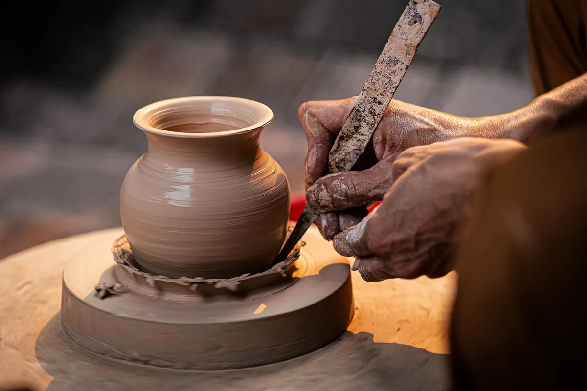 Outils à main disposés sur un établi en atelier lumineux