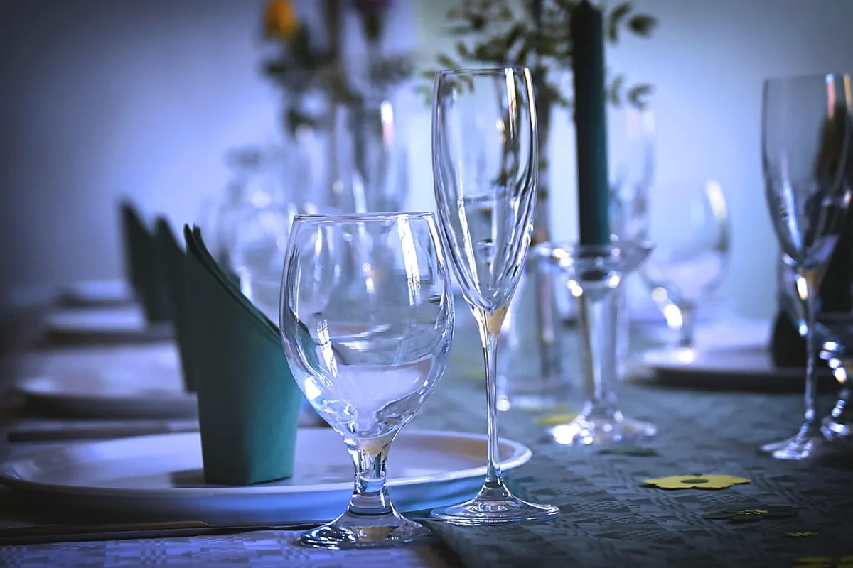 Petits accessoires et arts de la table accessibles pour une décoration abordable